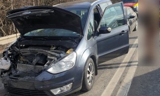 Accident între trei mașini în Cluj: Un nou-născut a fost evaluat de medici
