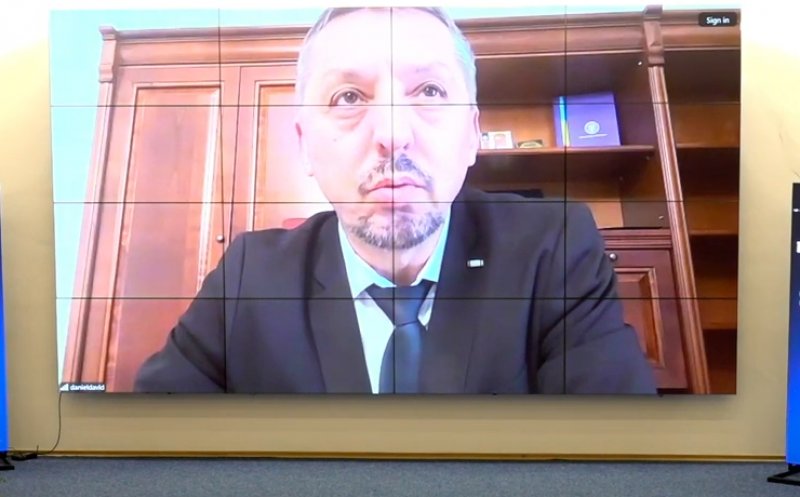 Daniel David, mesaj la dezbaterea de la Cluj pe planurile-cadru: „Hai să aprindem lumina în educație, astfel încât să ne fie bine”