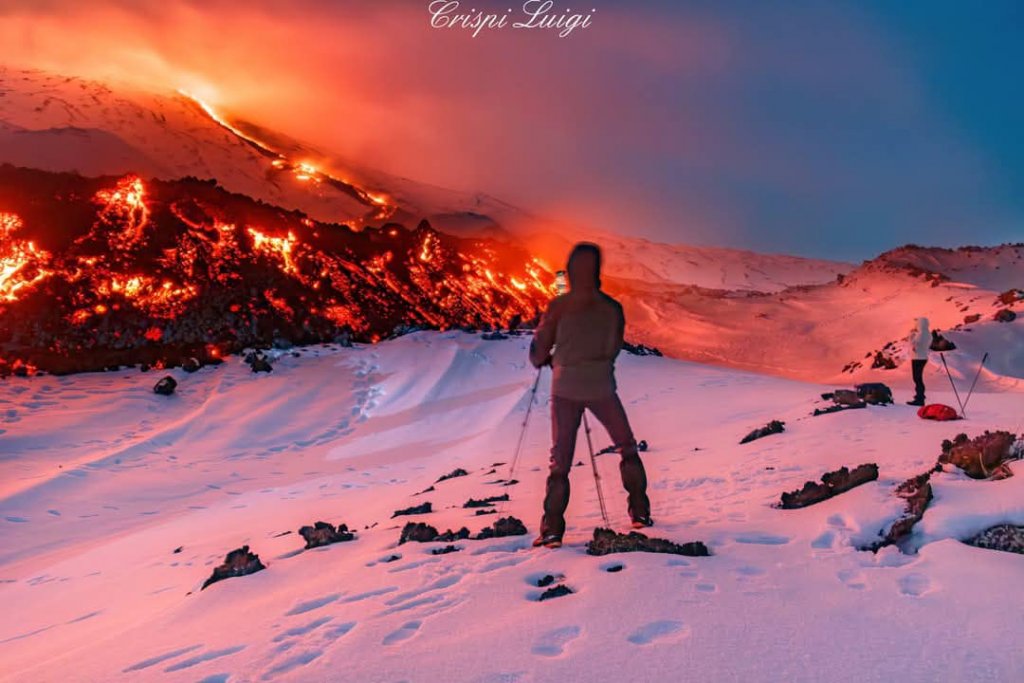 Turism „sălbatic” pe Etna / Se schiază chiar lângă lava vulcanului activ / Oamenii ignoră autorităţile