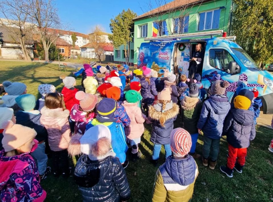 „Cărți avem, haideți la cărți!”. În satele din Cluj, copiii stau la rând la BookTruck ca la pâinea caldă