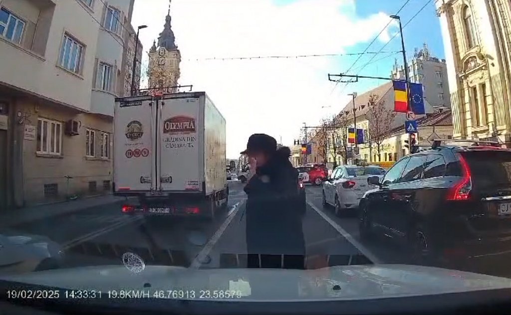 Pietoni care se cred nemuritori şi se aruncă în faţa maşinilor în centrul Clujului...