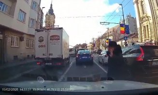 Pietoni care se cred nemuritori şi se aruncă în faţa maşinilor în centrul Clujului... Cu trecerea la 3 metri mai sus