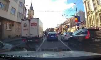 Pietoni care se cred nemuritori şi se aruncă în faţa maşinilor în centrul Clujului... Cu trecerea la 3 metri mai sus