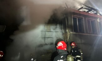 INCENDIU la o casă pe 150 mp / Viciul l-a costat scump pe un clujean. Şi-a distrus casa cu o ţigară