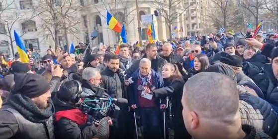 Mii de oameni, prezenți în Piața Constituției la strângerea de semnături pentru candidatura lui Călin Georgescu
