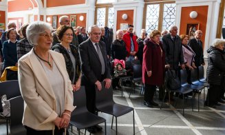 Zeci de cupluri care au sărbătorit "nunta de aur", premiate de primarul Emil Boc