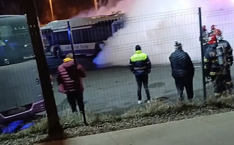 Autobuz electric, în flăcări în stația CTP Grigorescu. Pompierii au fost alertați de trecători
