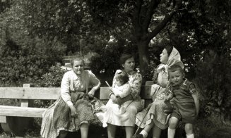 Fete cu copii în Parcul Central din Cluj, în anul 1957