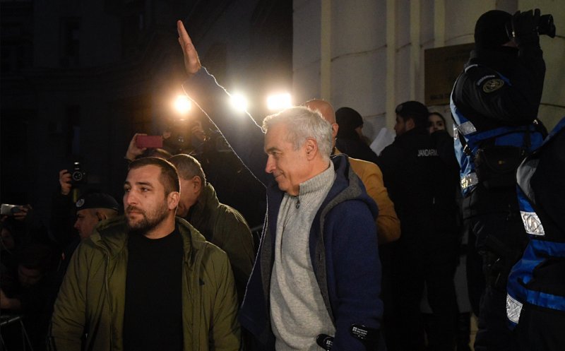 Călin Georgescu, acuzat de promovarea fascismului, dar sfidează legea poporului român cu un salut "nazist" exact în faţa Parchetului General
