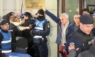 Călin Georgescu, acuzat de promovarea fascismului, dar sfidează cu un salut "nazist" la ieşirea din Parchetul General