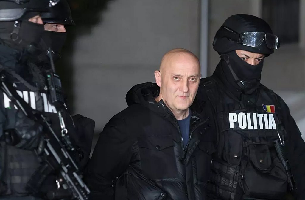 Mandat de arestare în lipsă pentru Horațiu Potra / Omul lui Georgescu a plecat din țară înainte de perchezițiile care au scos la iveală milioanele de dolari, armele şi lingourile de aur din casa acestuia