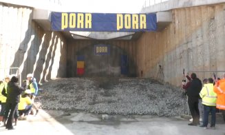 Primul tunel de autostradă din România a străpuns munții: "E un eveniment istoric. Prima luminiță de la capătul tunelului"