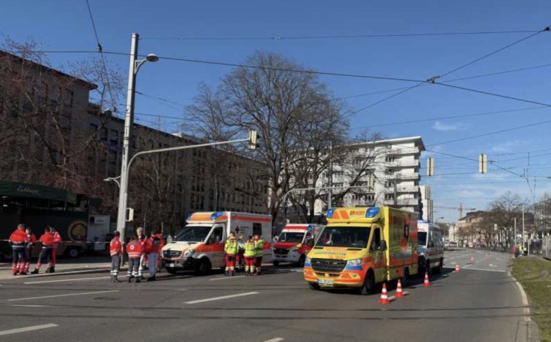 O mașină a intrat în mulțime în Germania. Un mort și mai mulți răniți. Suspectul a fost reținut