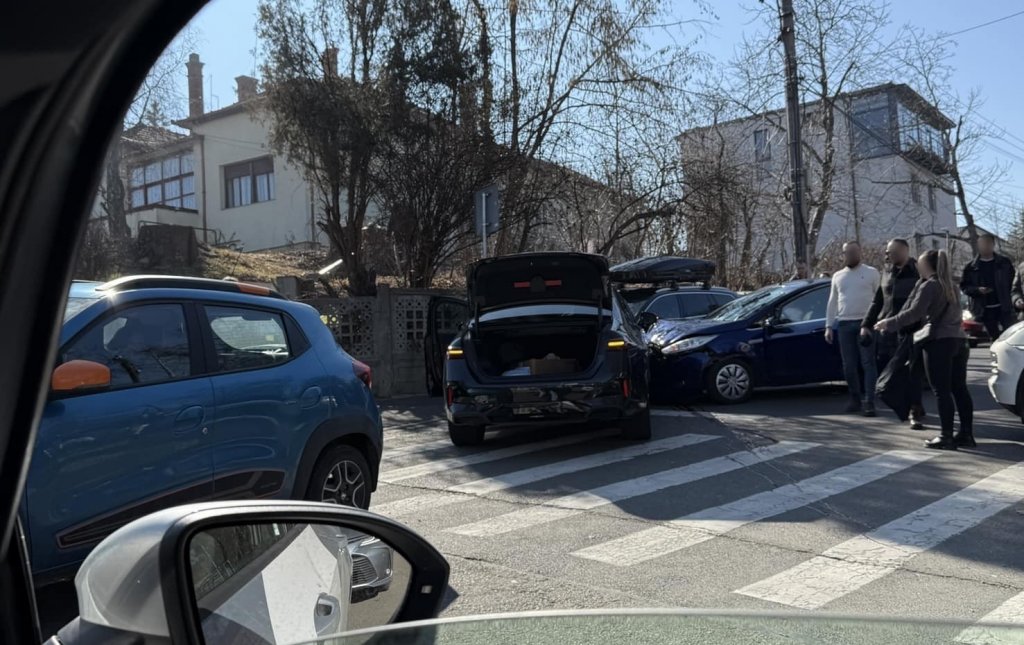 Accident cu patru mașini în Cluj-Napoca: Doi copii, de 1 și 6 ani, au primit îngrijiri medicale
