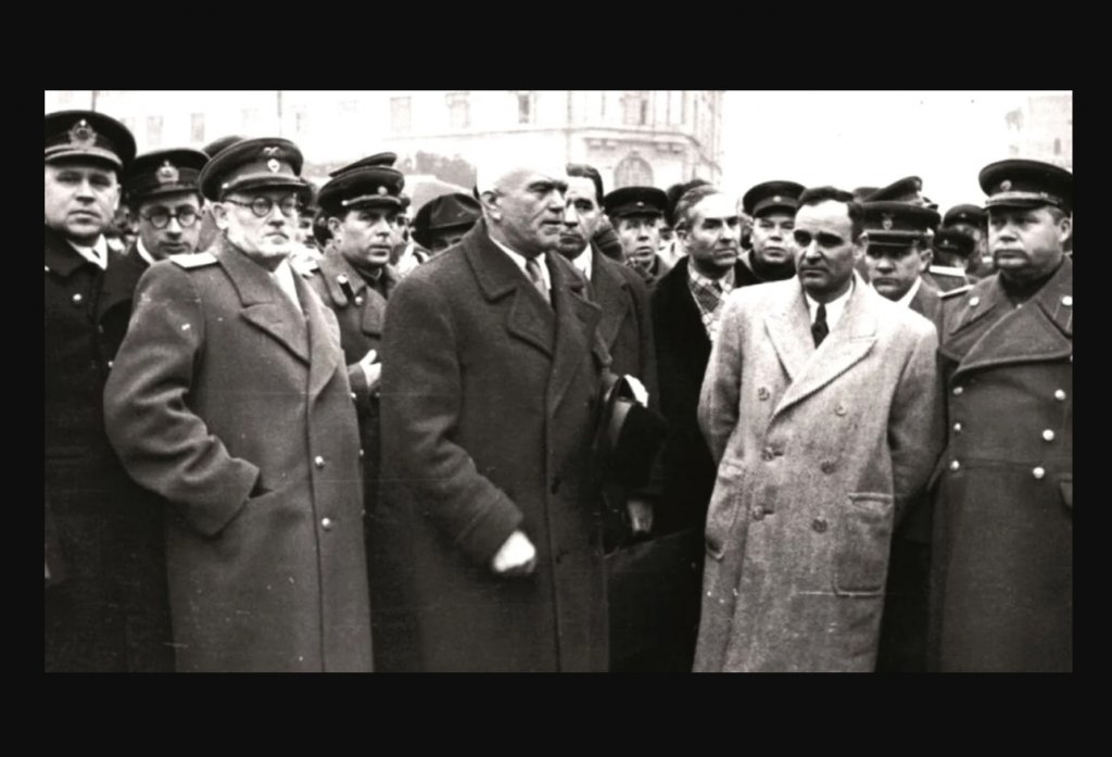 6 martie 1945: Stalin începe sovietizarea României, iar comuniștii pun mâna pe putere. A urmat predarea oficială a administrației Transilvaniei