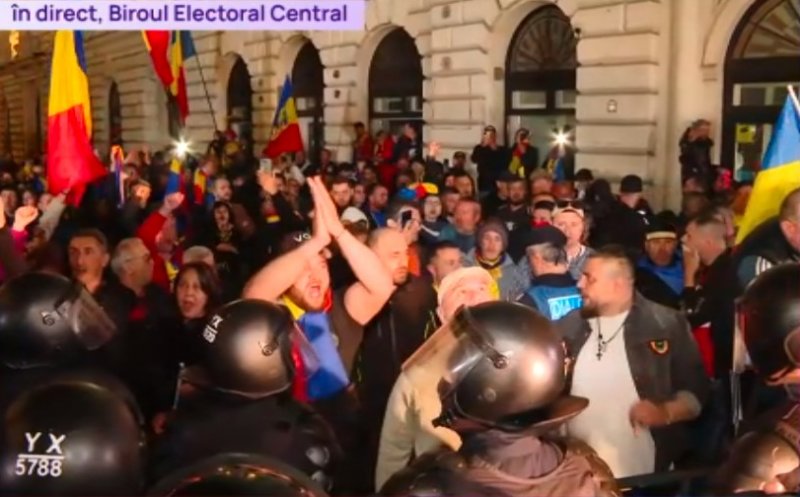 Simpatizanţii lui Georgescu se îmbrâncesc cu jandarmii