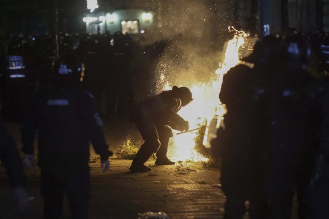 “Patrioţii” lui Georgescu: Violență, haos, distrugeri și agresiune în stradă, după decizia BEC / Dosar de cercetare penală