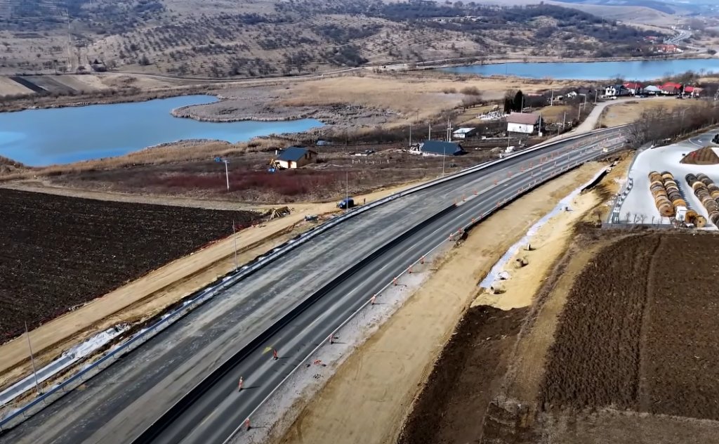 IMAGINI noi de pe șantierul Drumului Expres DN1 Tureni – A3. A început să apară asfaltul/ Când ar trebui să fie gata