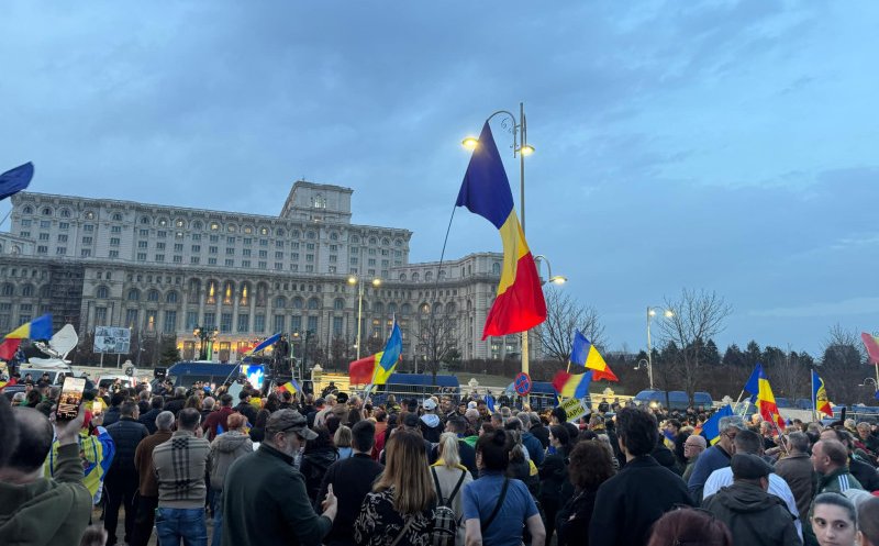 1.000 de susținători ai lui Georgescu protestează în fața CCR: „hoții-hoții”