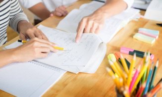 Educația "gratuită" costă tot mai mult în România. Părinții au ajuns să dea mii de euro pe meditații, after school și materiale didactice