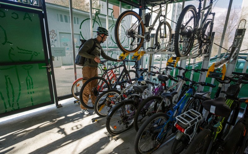 500 locuri noi pentru biciclete, distribuite în 10 noi spații securizate. Unde se află