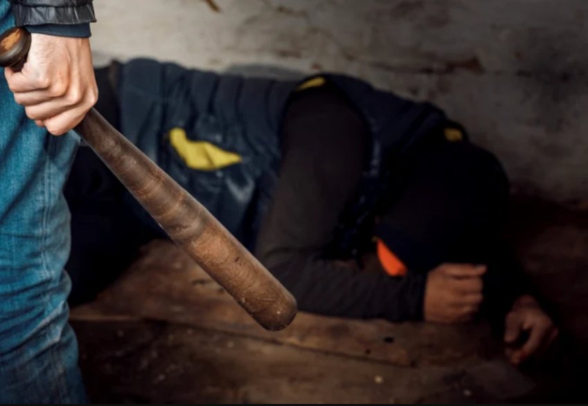 Scene șocante în Cluj: Un bărbat și-a amenințat fosta iubită cu moartea și i-a bătut fratele cu o bâtă de baseball