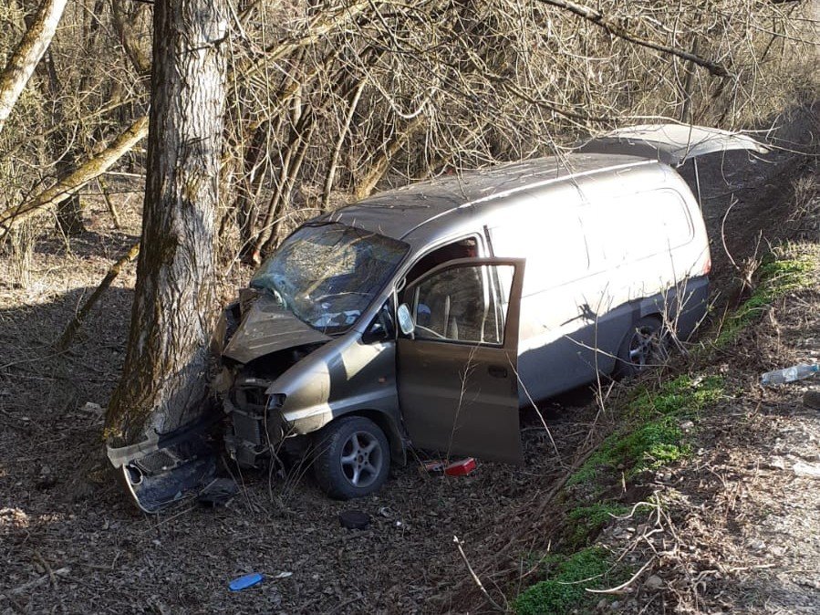 Accident cu două victime în Cluj: Un șofer a intrat din plin într-un copac