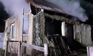 INCENDIU în judeţul Cluj / Casă distrusă de flăcări, în ciuda faptului că pompierii au luptat cu focul peste 4 ore