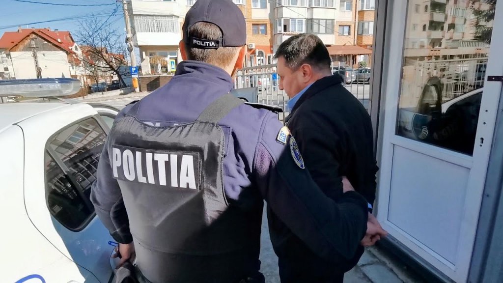 Cum s-a aflat despre profesorul de biologie din Cluj care pipăia la ore eleve de gimnaziu / Directorul liceului şi IŞJ Cluj, despre profesorul arestat