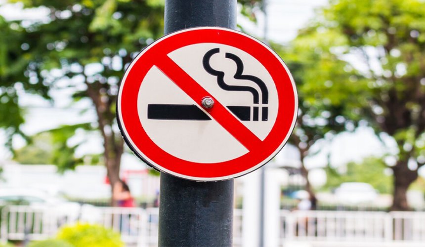 Fumatul, INTERZIS în stațiile de BUS, în parcurile și bazele sportive publice din Cluj-Napoca / Din 2026, INTERZIS FUMAT la Untold, Jazz in the Park sau alte festivaluri din parcuri