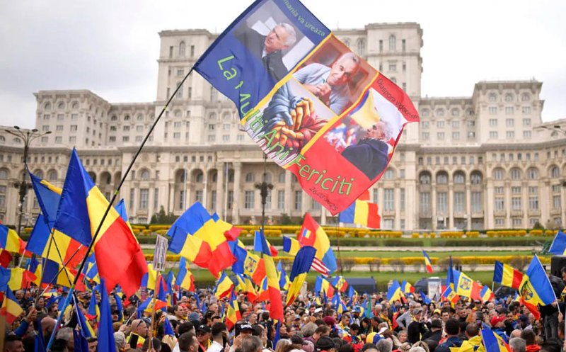 Românii vrăjiţi de Georgescu, la mitingul neautorizat: "Am venit să îl venerăm"