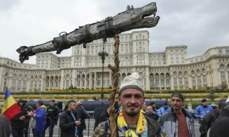 Românii vrăjiţi de Georgescu, la mitingul neautorizat: "Am venit să îl venerăm"