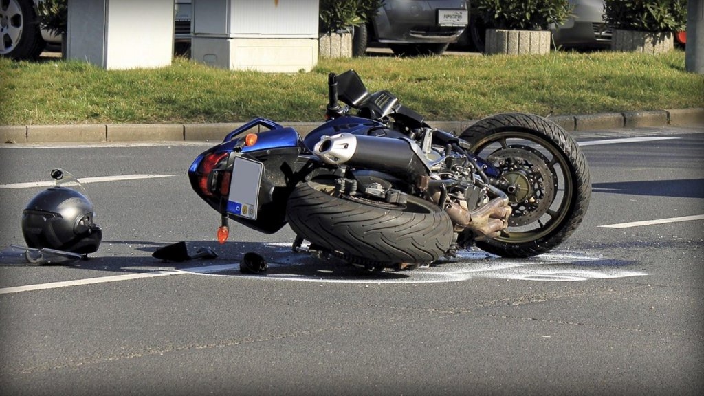 Traversare periculoasă: O femeie a fost rănită de un motociclist clujean