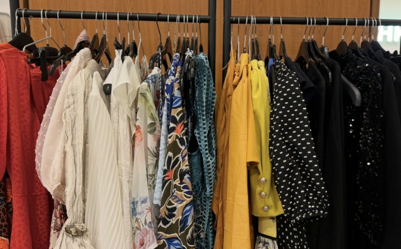 Clujenii, invitați la shopping sustenabil. Peste 1.000 de haine, cu prețuri ce pornesc de la 15 lei, cu componentă umanitară