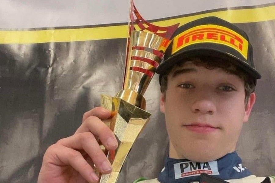 Performanță pentru un tânăr pilot clujean. La doar 17 ani va participa într-unul dintre cele mai competitive campionate GT4 din Europa