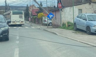 Stâlp de curent "cu de toate" căzut la datorie: "La câte cabluri îs acolo am crezut c-au băgat troleu în Floreşti"