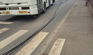 Stâlp de curent "cu de toate" căzut la datorie: "La câte cabluri îs acolo am crezut c-au băgat troleu în Floreşti"