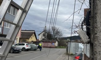Stâlp de curent "cu de toate" căzut la datorie: "La câte cabluri îs acolo am crezut c-au băgat troleu în Floreşti"