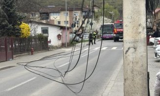 Stâlp de curent "cu de toate" căzut la datorie: "La câte cabluri îs acolo am crezut c-au băgat troleu în Floreşti"