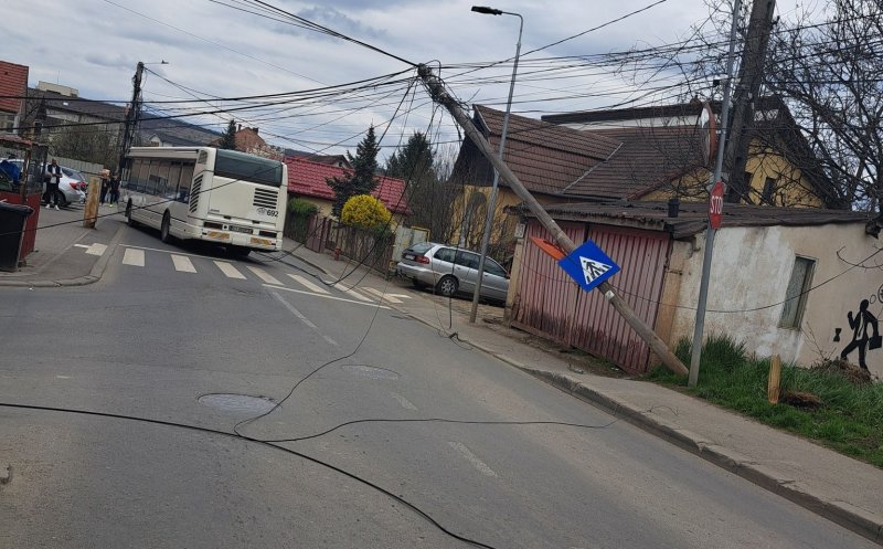 Stâlp de curent "cu de toate" căzut la datorie: "La câte cabluri îs acolo am crezut c-au băgat troleu în Floreşti"