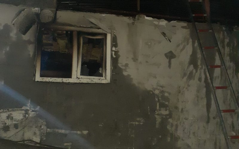 Incendiu la un depozit dintr-o localitate din Cluj. Un bărbat accidentat a primit îngrijiri medicale