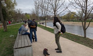 Spectacol adorabil în Cluj: Zeci de căței teckel și stăpânii lor au făcut o plimbare pe malurile Someșului