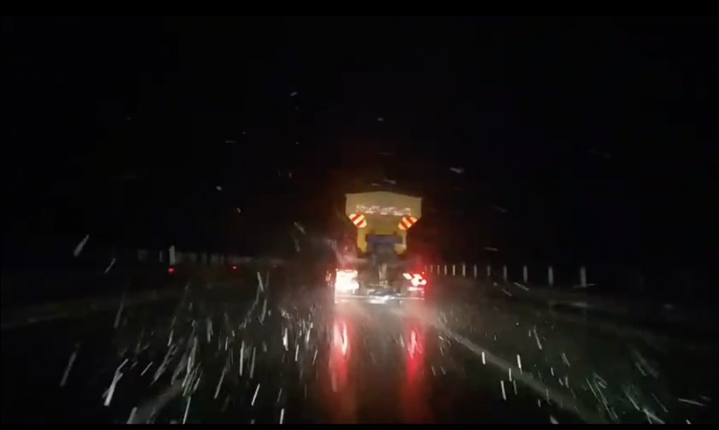 Zăpada s-a întors pe drumurile din Cluj. S-a intervenit cu material antiderapant pe Autostrada A3