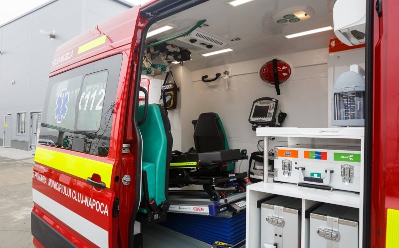 Ambulanță implicată într-un accident pe ruta Cluj-Napoca - Dej. O minoră a ajuns la spital