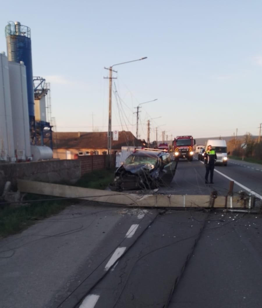 ACCIDENT în Bonţida: A supravieţuit, după ce a pus la pământ stâlpul de curent de pe marginea drumului