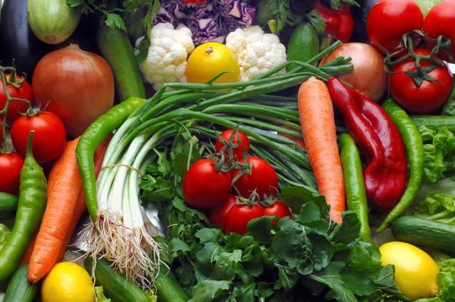 A început sezonul salatelor! Vezi cât costă ceapa verde, ridichile și roșile oltenești la piaţa din Dezmir