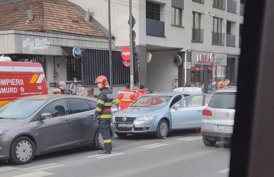 Accident între trei mașini, pe Calea Mănăștur din Cluj. O femeie a fost transportată la spital