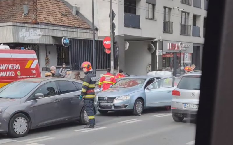 Accident între trei mașini, pe Calea Mănăștur din Cluj. O femeie a fost transportată la spital