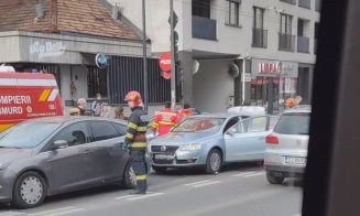 Accident între trei mașini, pe Calea Mănăștur din Cluj. O femeie a fost transportată la spital