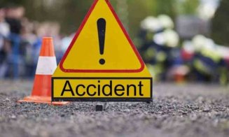 Momentul în care un șofer din Cluj evită un accident, dar ajunge în șanț. Totul a fost surprins pe cameră